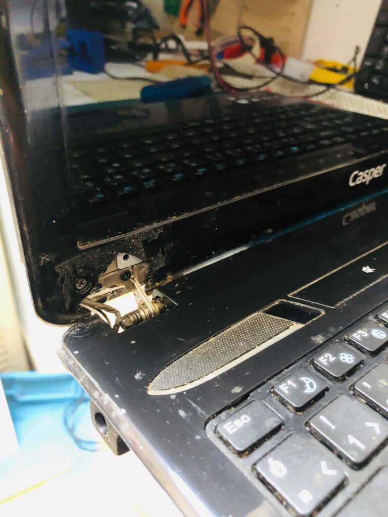 didim notebook menteşe değişimi