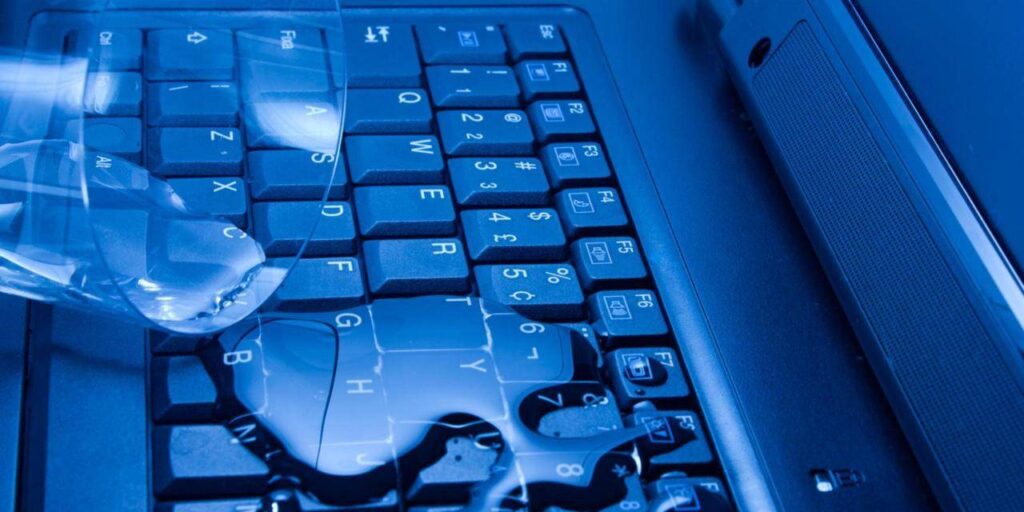 laptopa sıvı döküldü